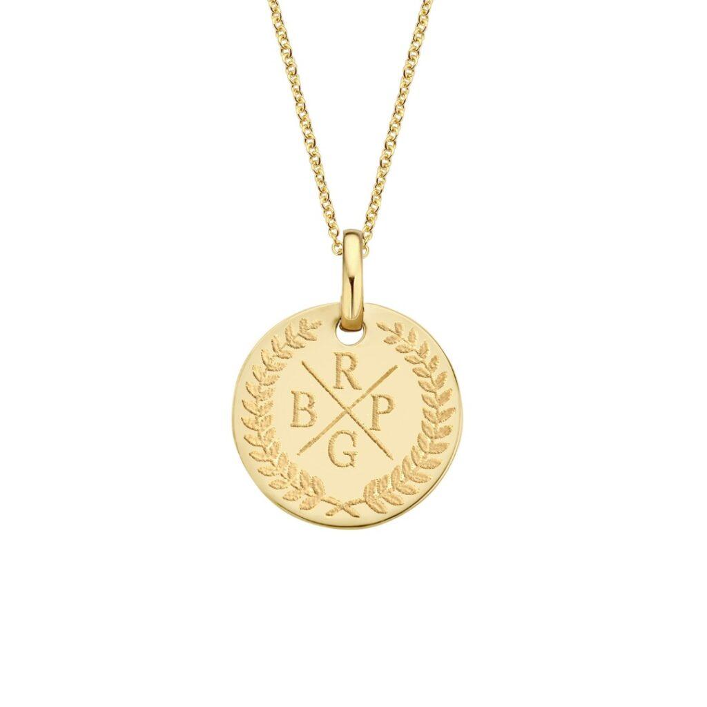 Met de Minitials Middel Disc Olijftak Ketting draag je jouw geliefden altijd dicht bij je hart. Kies initialen of symbolen in het unieke Minitials olijftak ontwerp en stel jouw perfecte Minitials ketting samen.